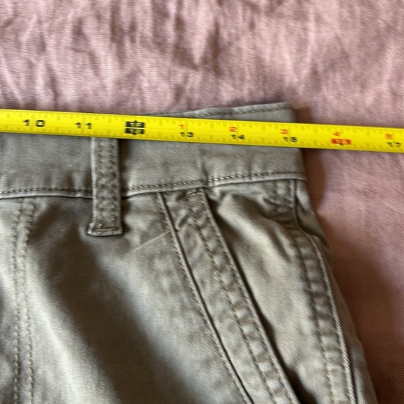 Lee Men’s Khaki Cargo Shorts – Size Medium - Picture 3 of 5